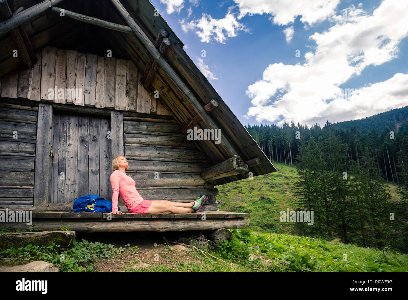 Junge Frau Wanderer camping und schöne Aussicht in Bergen der Hohen Tatra auf Wanderung. Inspirierende Landschaft in Polen. Aktive Mädchen außend ruhen Stockfoto