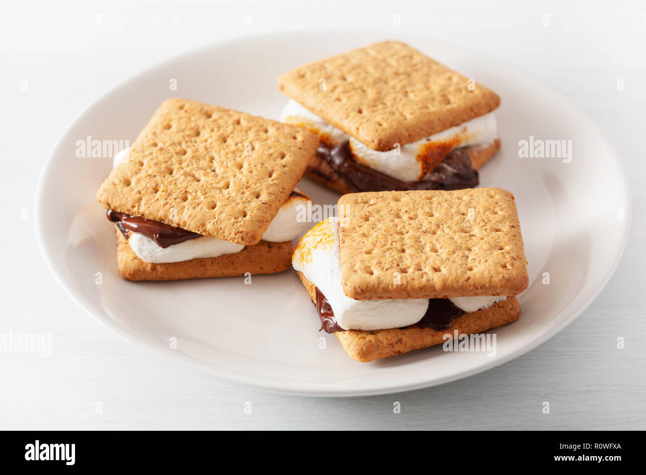 hausgemachte Marshmallow s' mores mit Schokolade auf Cracker Stockfoto
