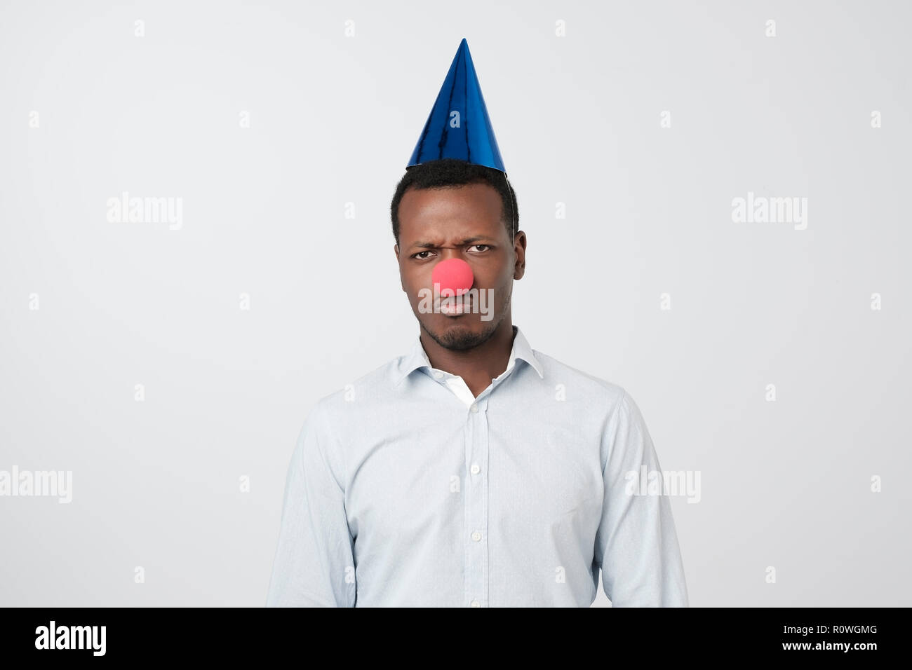 Portrait von unglücklichen afrikanischen Mann mit einer roten Nase alle dummköpfe Tag feiern. Stockfoto