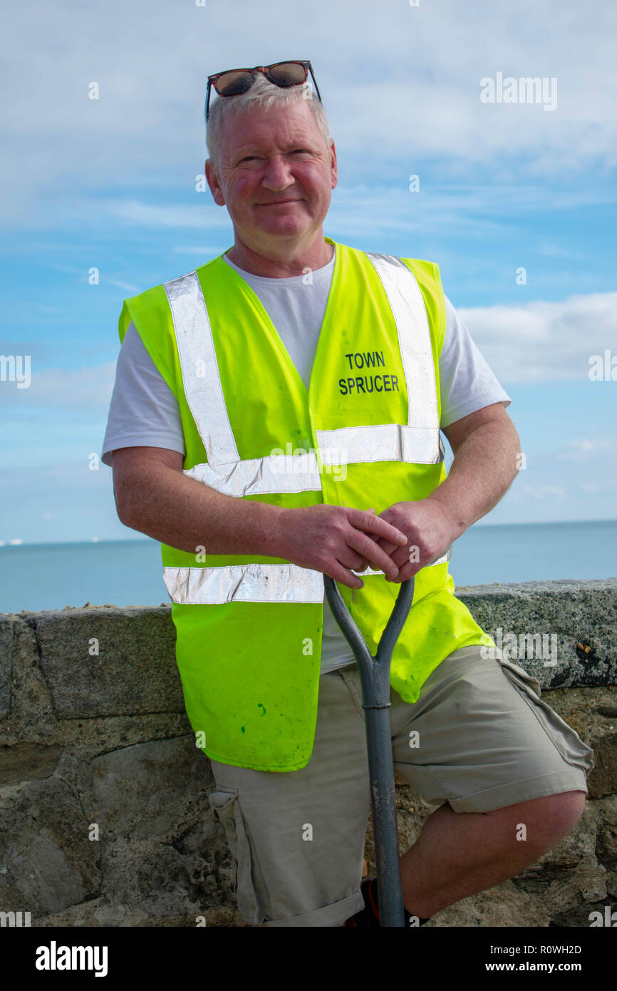 Folkestone Stadt Sprucer - Peter Schild ist der Besitzer der Firma, die die Stadt sauber mit dem Entfernen von Müll und Graffiti und Tags Stockfoto