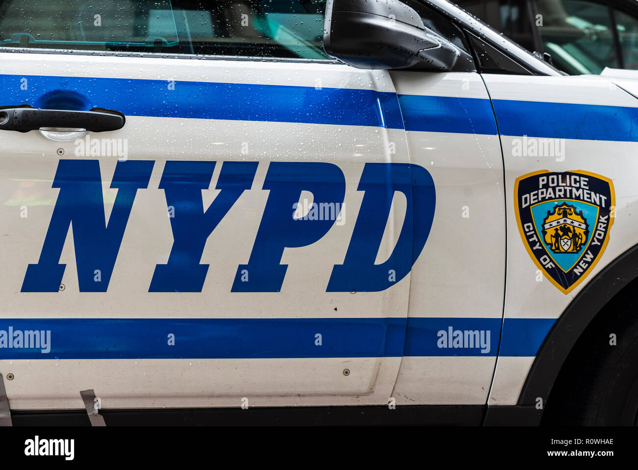 New York City, USA - 25. Juli 2018: Polizei Auto auf der Straße mit Ihrem Logo in New York City, USA geparkt Stockfoto