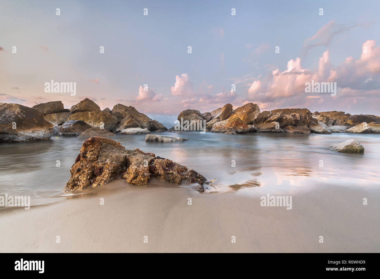Ein Foto von Felsen und Strand, Gaza, Palästina Stockfoto