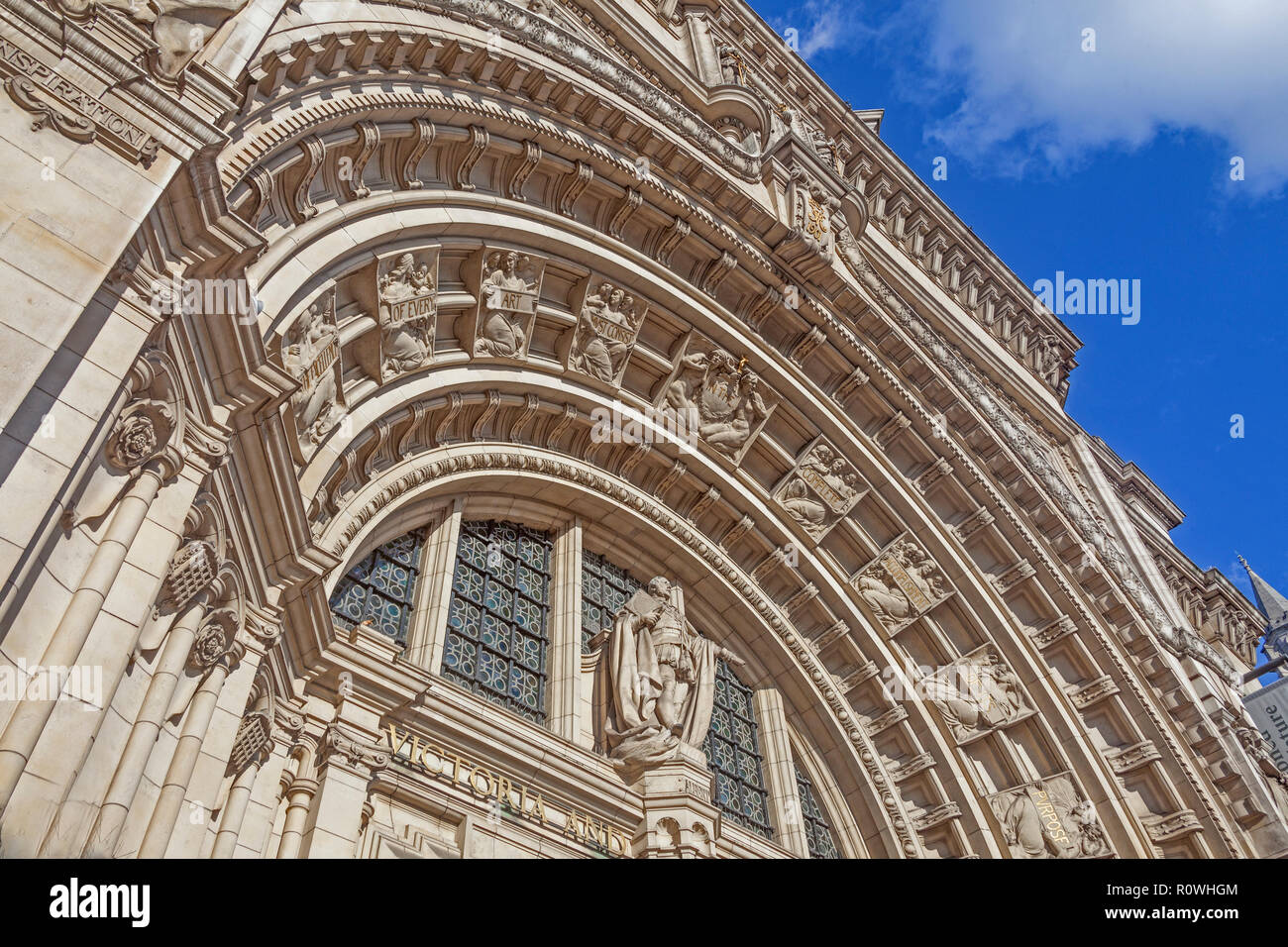 London, South Kensington. Der große Eingang des Victoria und Albert Museum in der Cromwell Road, 1908 abgeschlossen. Stockfoto