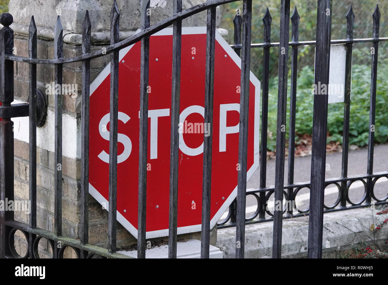 Stop-Schild mit Metall tor Geländer Stockfoto