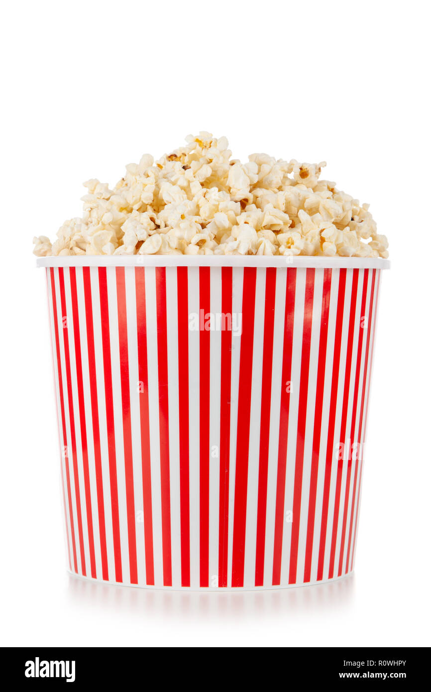 Volle Popcornwanne auf einem dunklen Hintergrund Stockfoto
