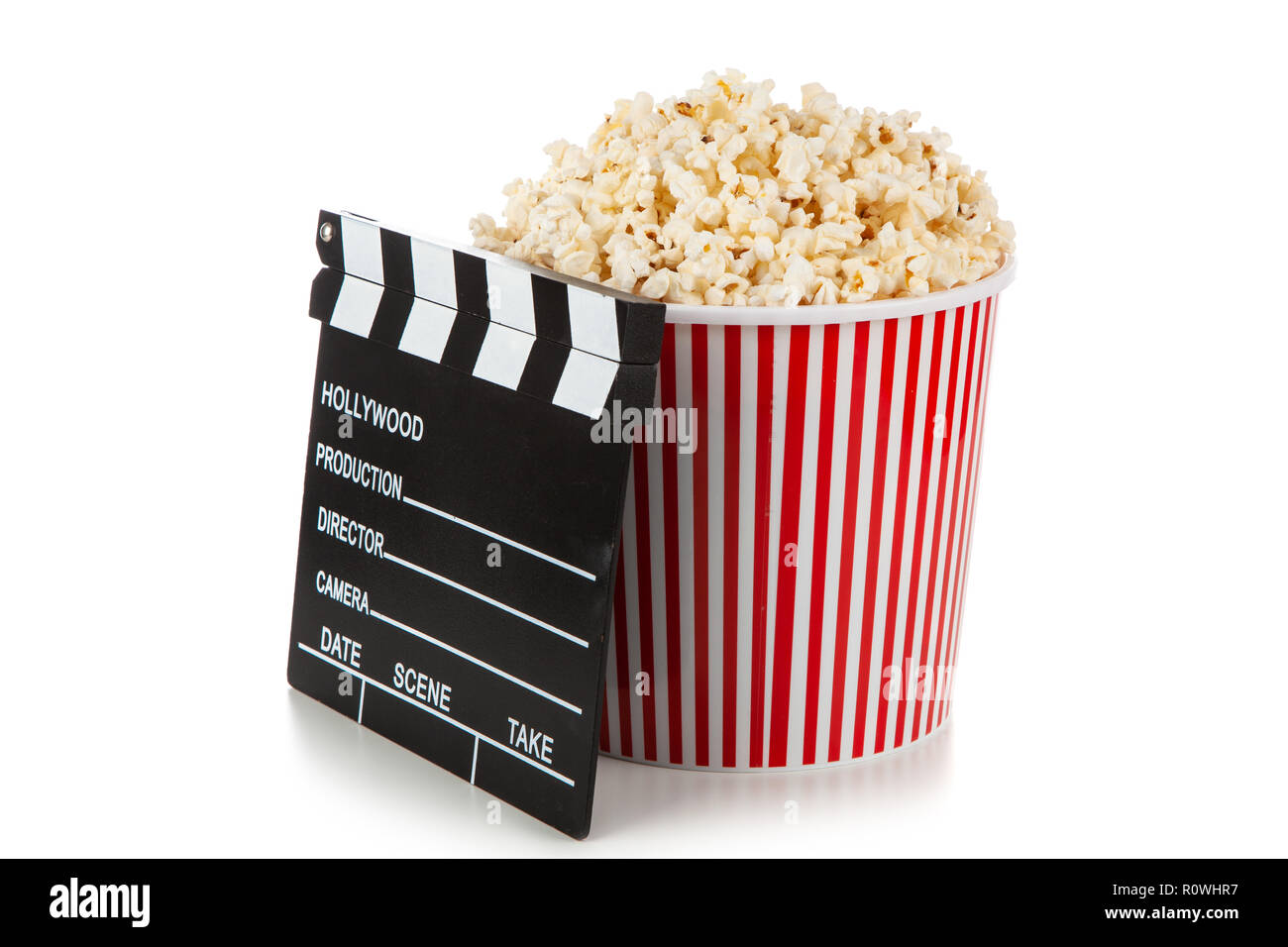 Volle Popcornwanne auf einem dunklen Hintergrund Stockfoto