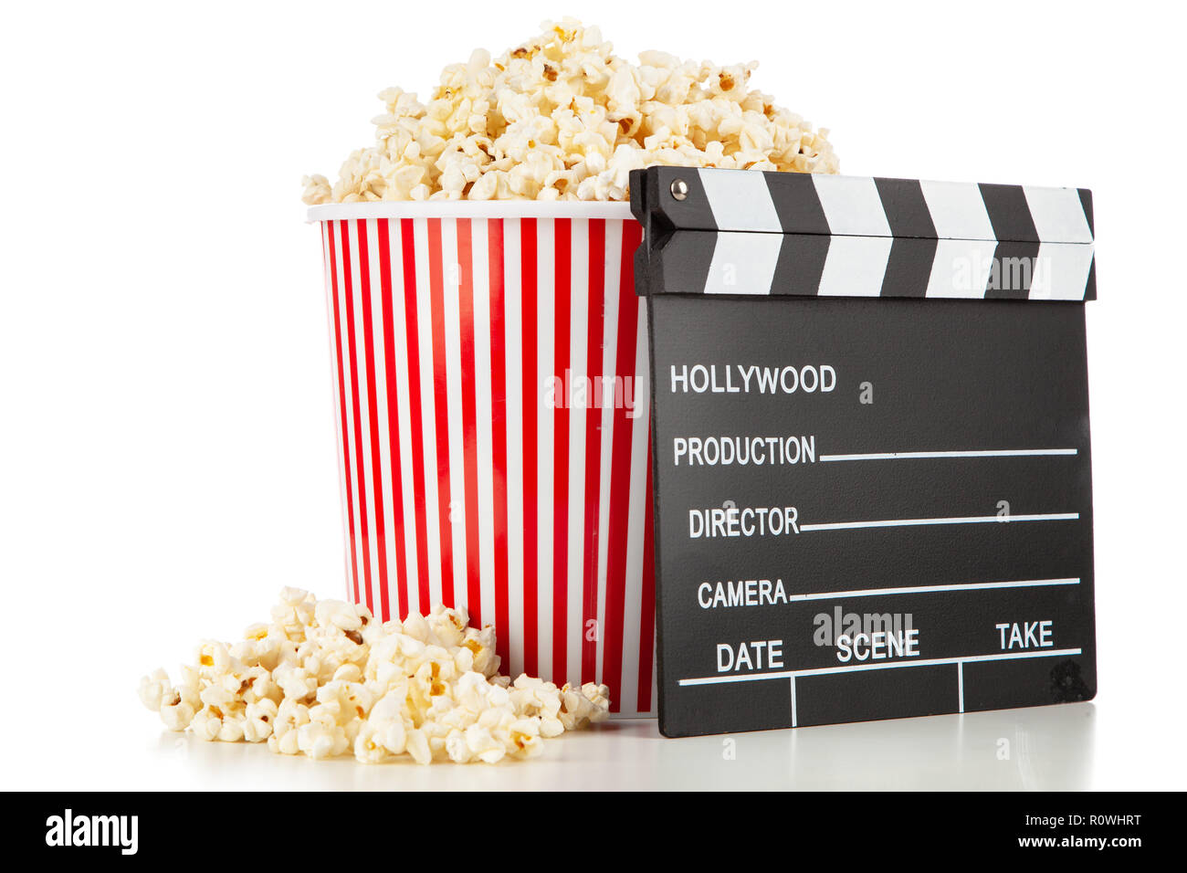 Volle Popcornwanne auf einem dunklen Hintergrund Stockfoto