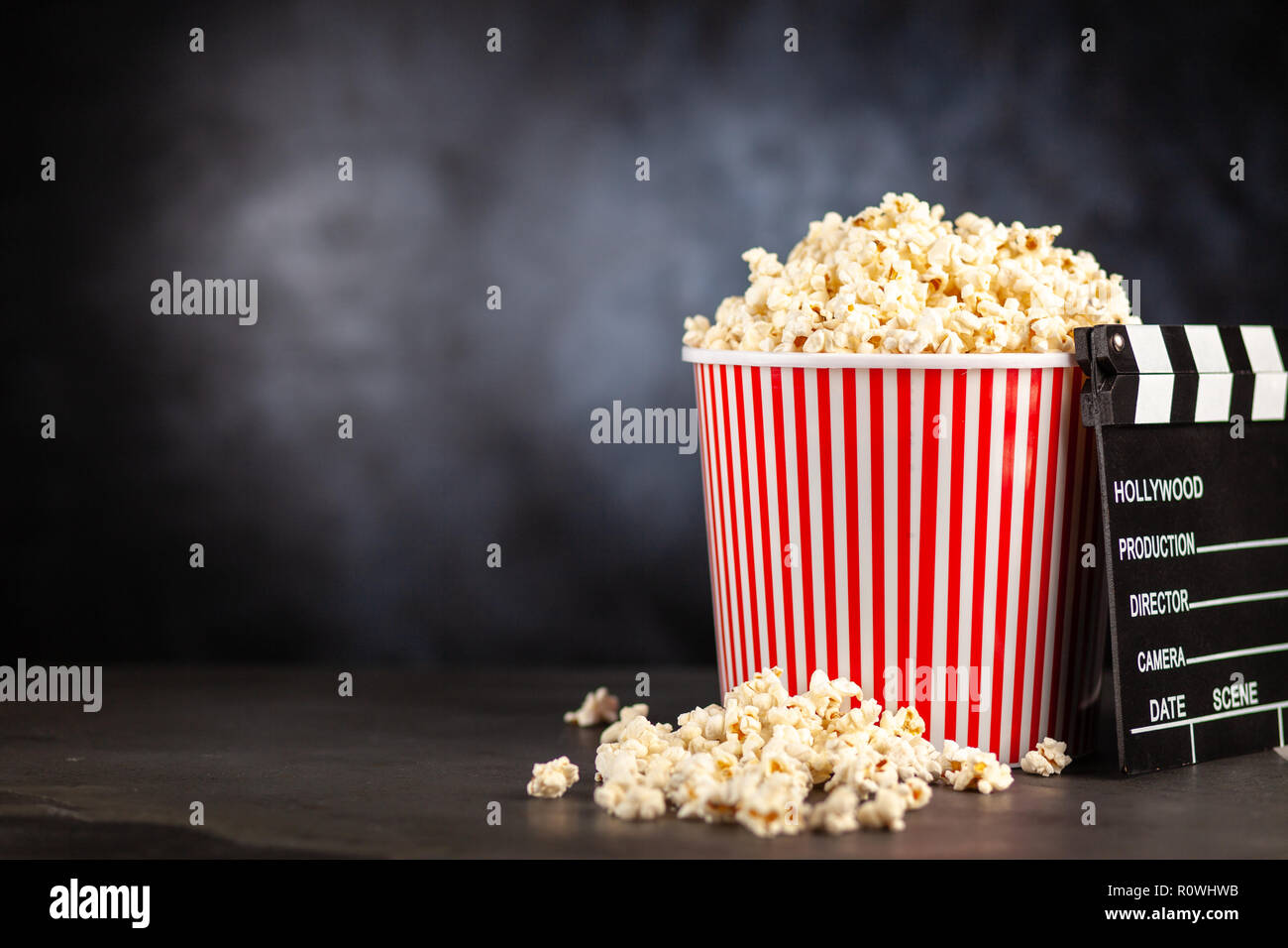 Volle Popcornwanne auf einem dunklen Hintergrund Stockfoto