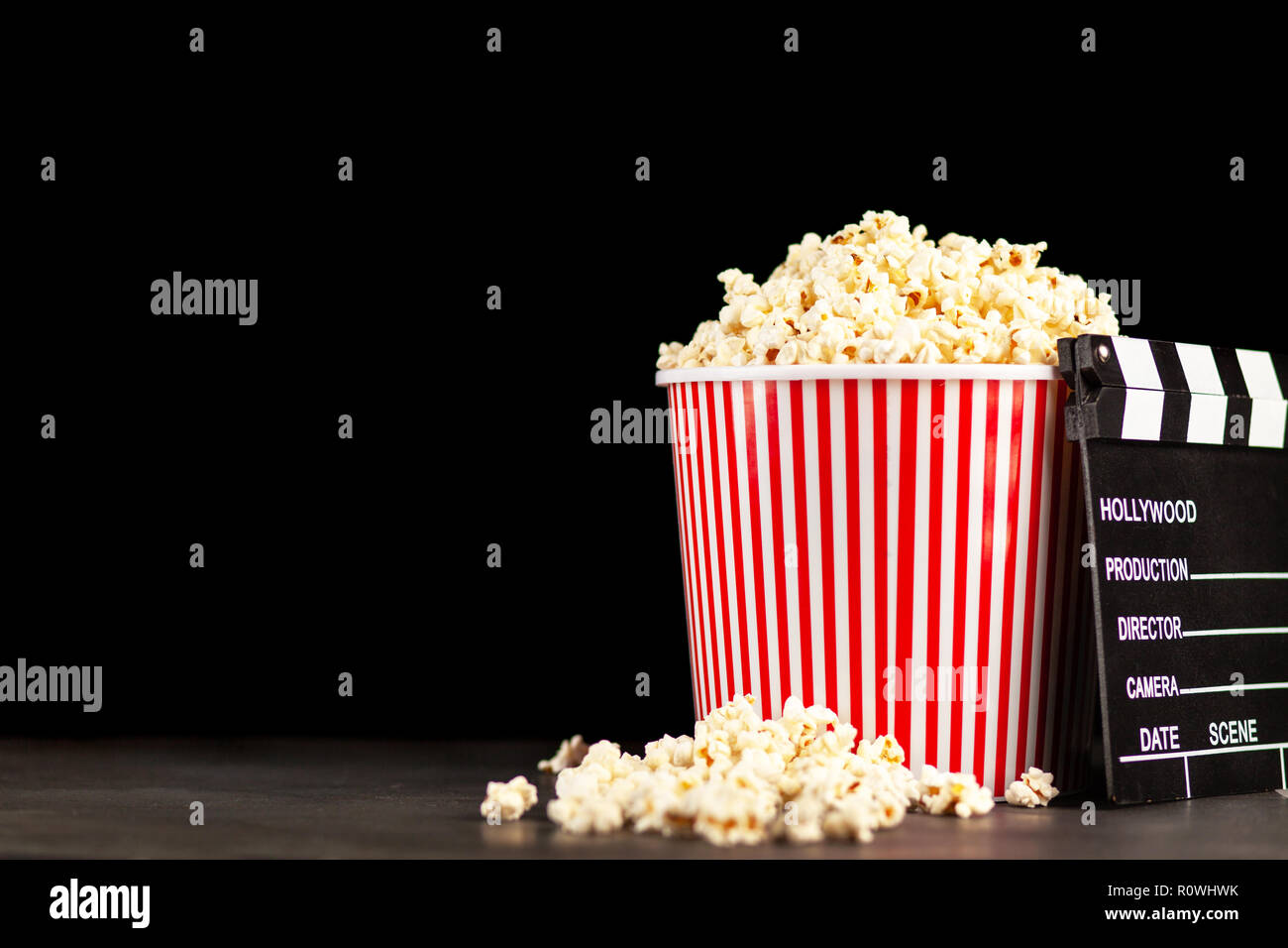 Volle Popcornwanne auf einem dunklen Hintergrund Stockfoto