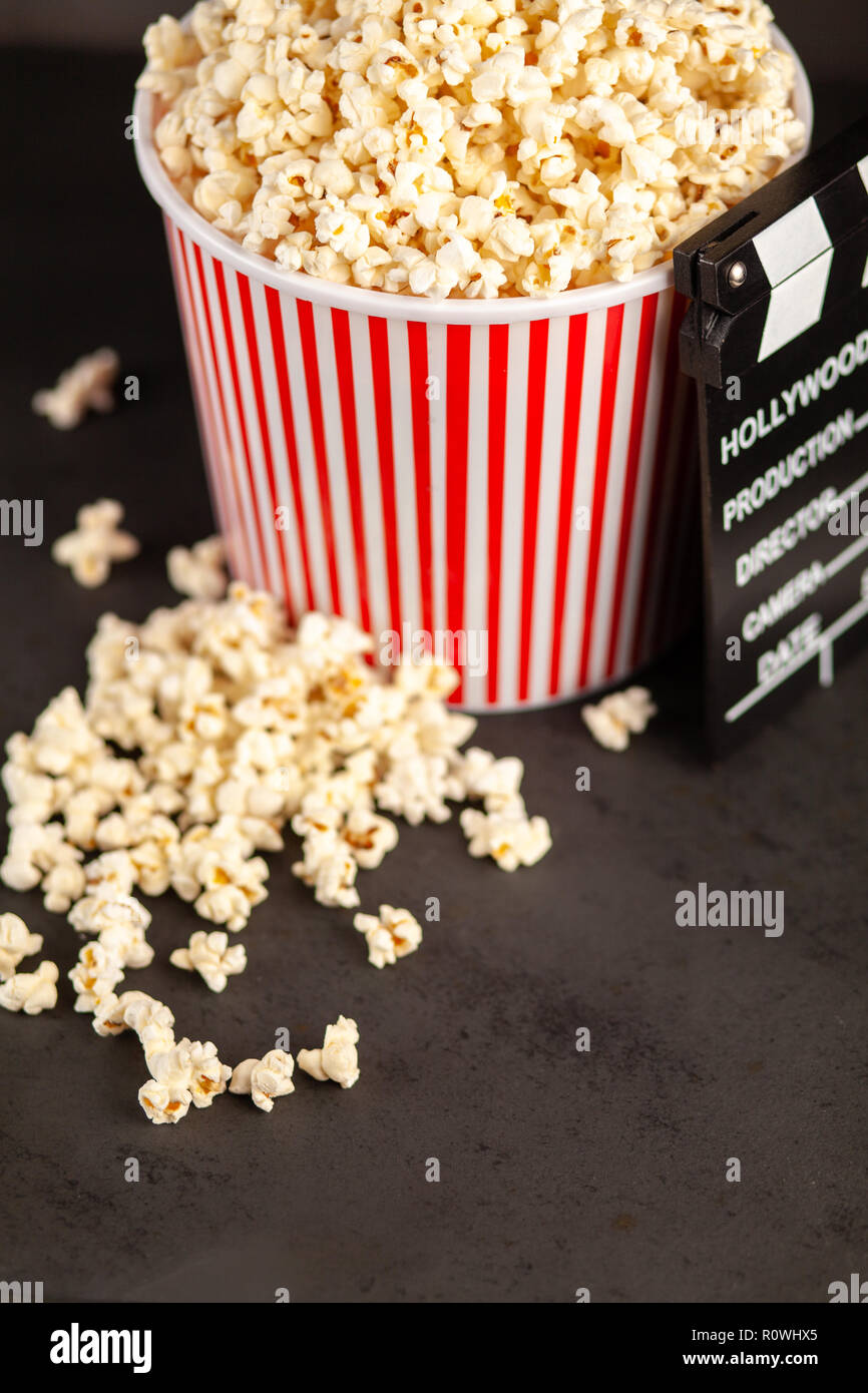 Volle Popcornwanne auf einem dunklen Hintergrund Stockfoto