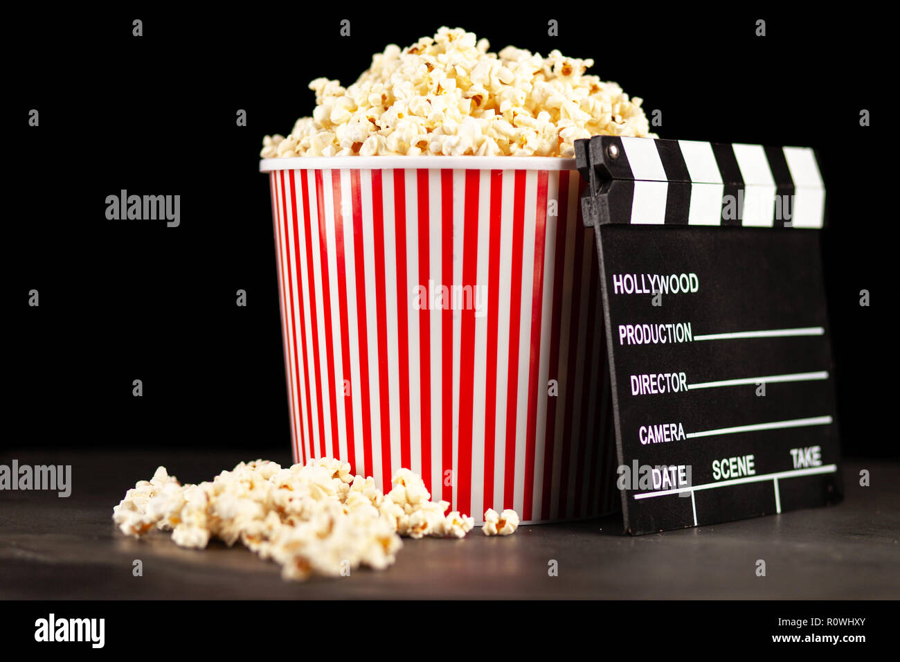 Volle Popcornwanne auf einem dunklen Hintergrund Stockfoto