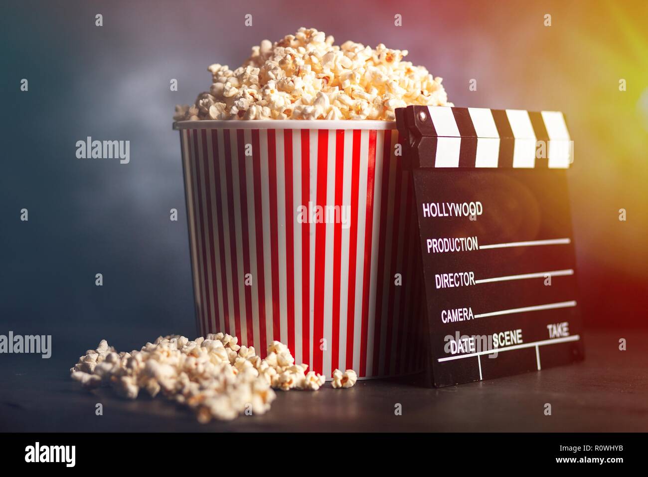 Volle Popcornwanne auf einem dunklen Hintergrund Stockfoto