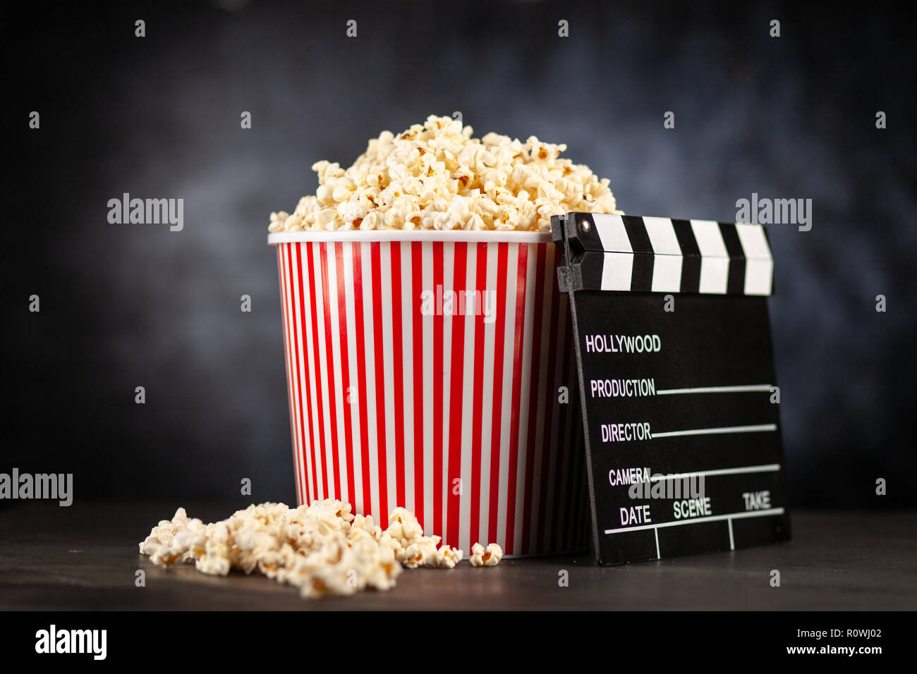 Volle Popcornwanne auf einem dunklen Hintergrund Stockfoto