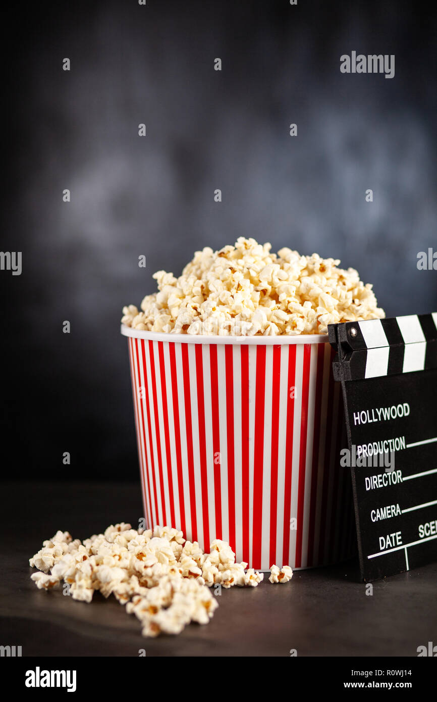 Volle Popcornwanne auf einem dunklen Hintergrund Stockfoto