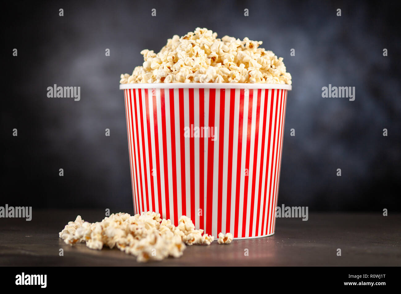 Volle Popcornwanne auf einem dunklen Hintergrund Stockfoto