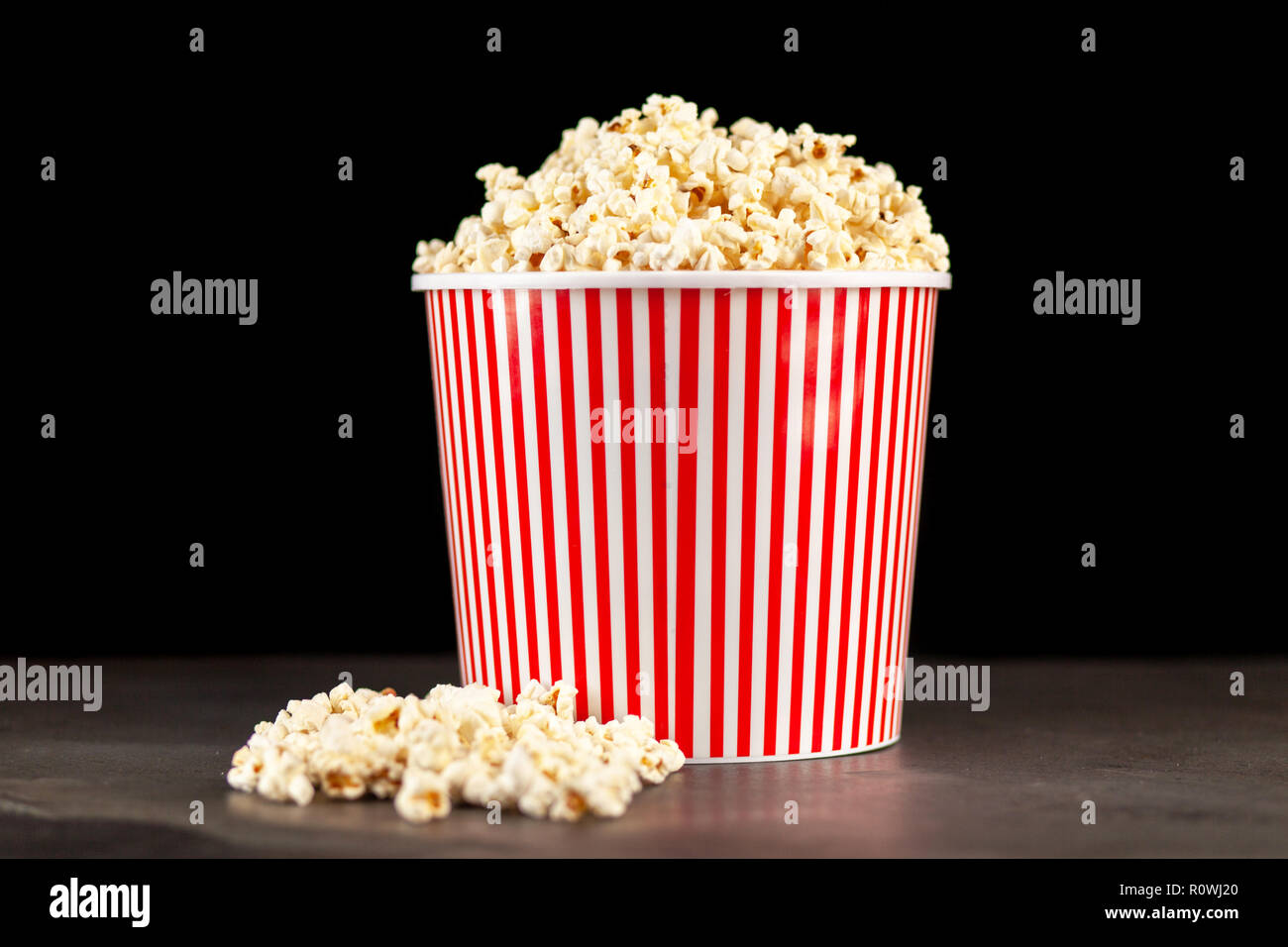 Volle Popcornwanne auf einem dunklen Hintergrund Stockfoto