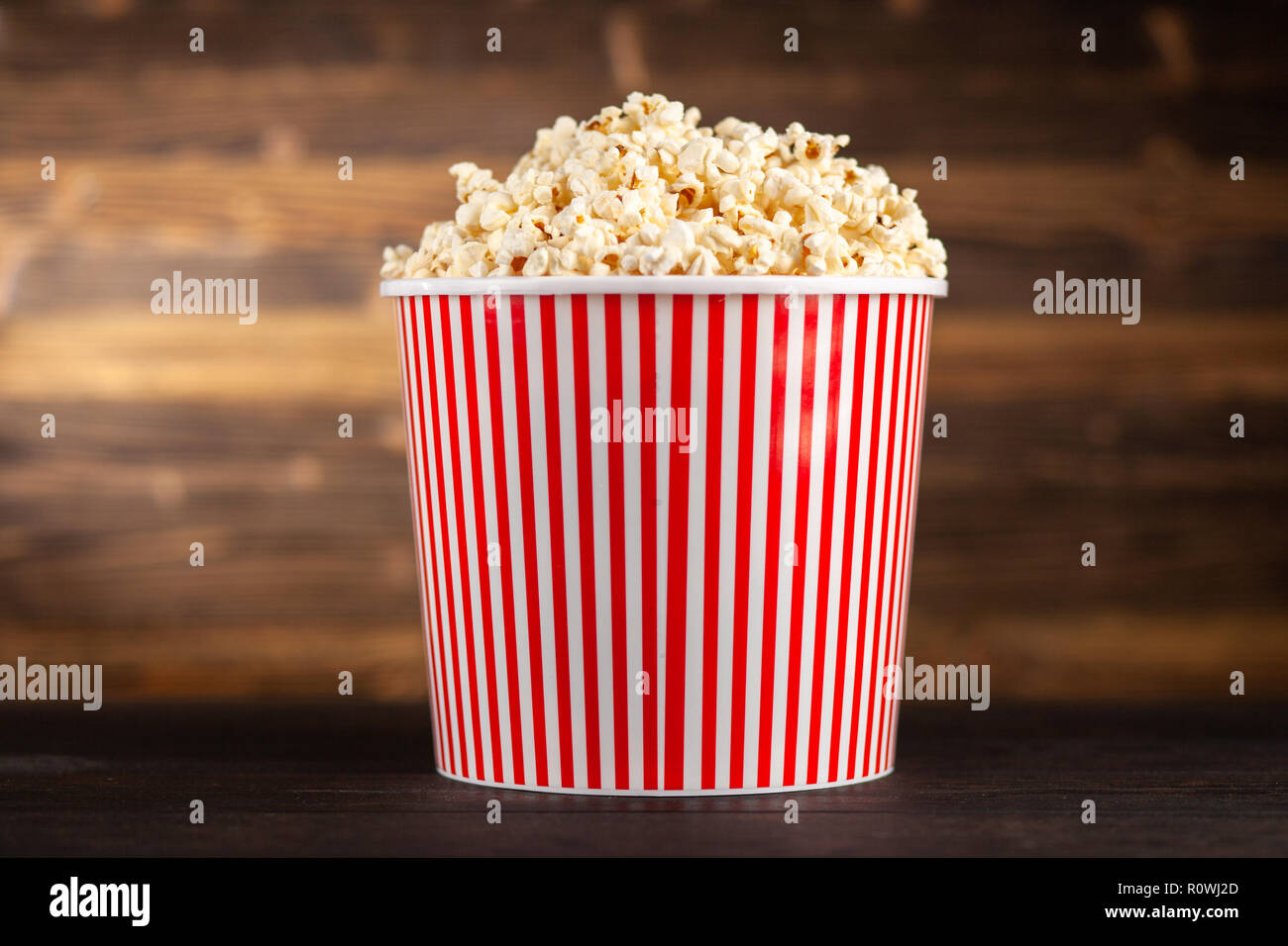 Volle Popcornwanne auf einem dunklen Hintergrund Stockfoto