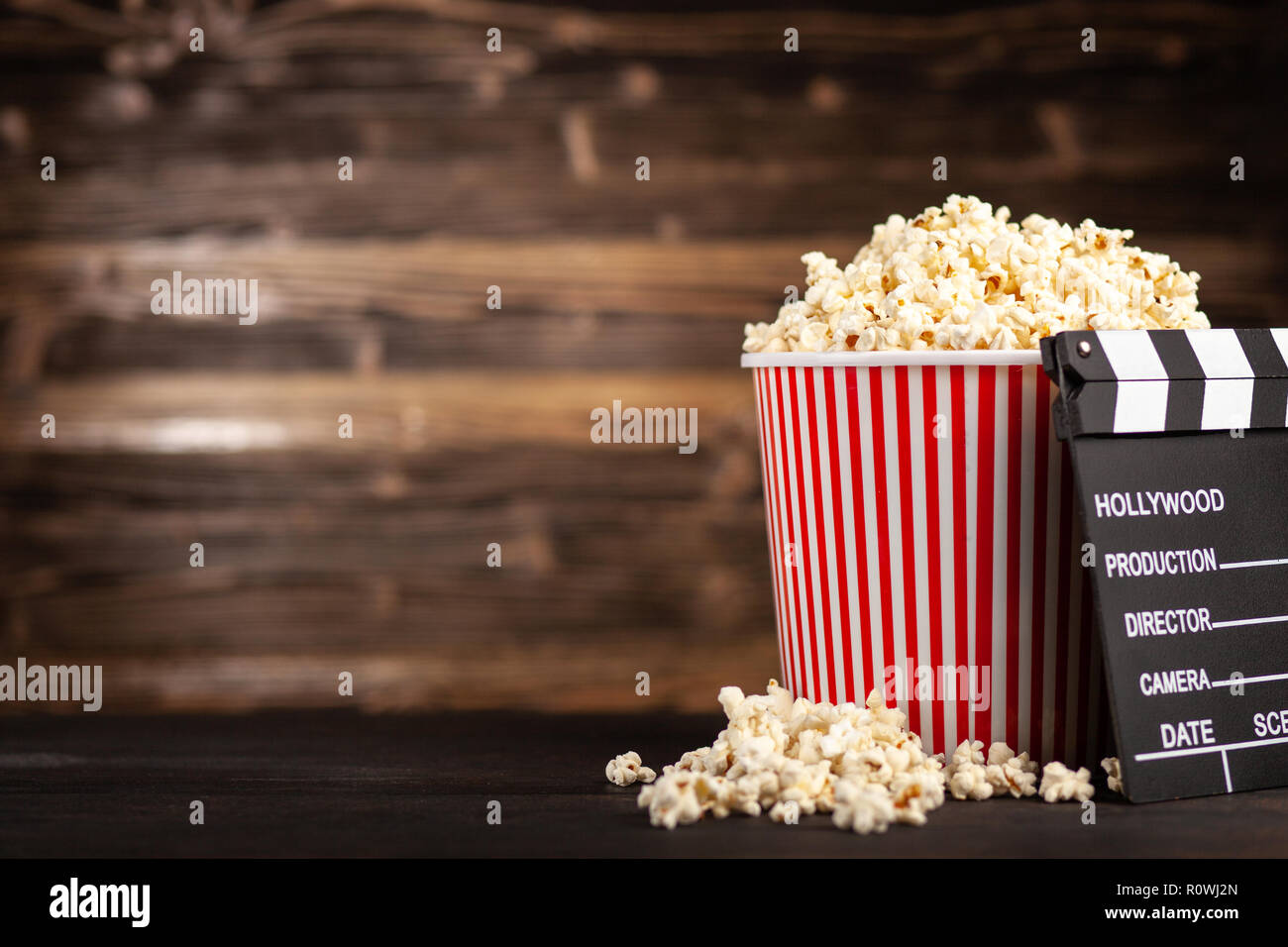 Volle Popcornwanne auf einem dunklen Hintergrund Stockfoto