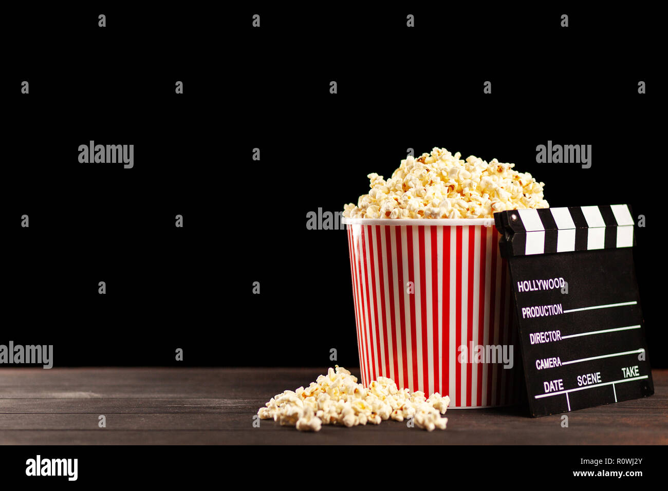 Volle Popcornwanne auf einem dunklen Hintergrund Stockfoto