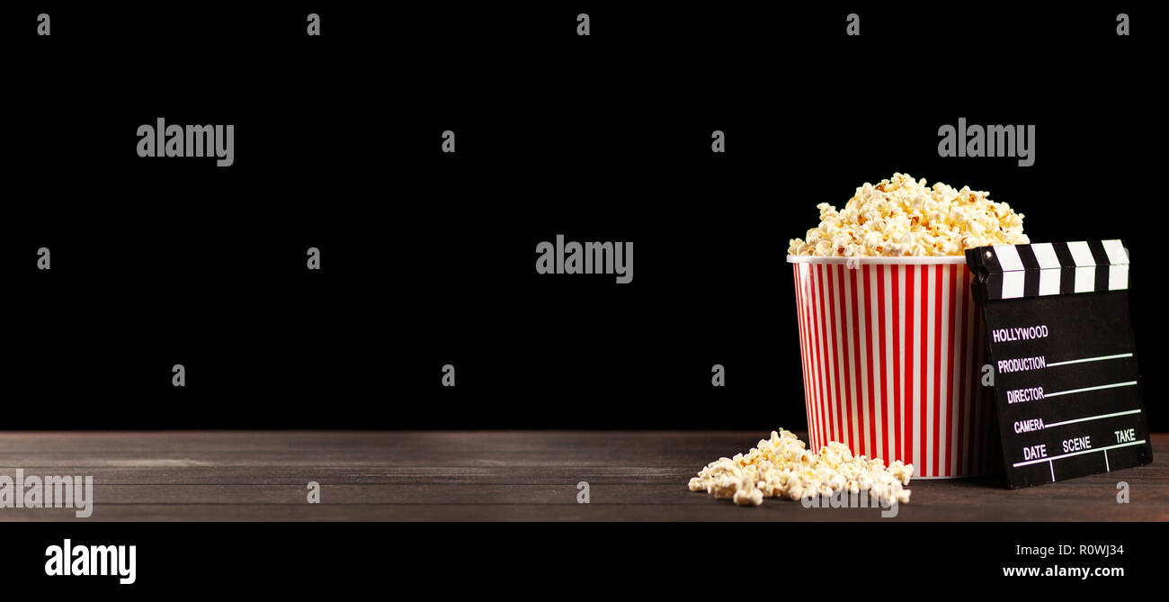Volle Popcornwanne auf einem dunklen Hintergrund Stockfoto