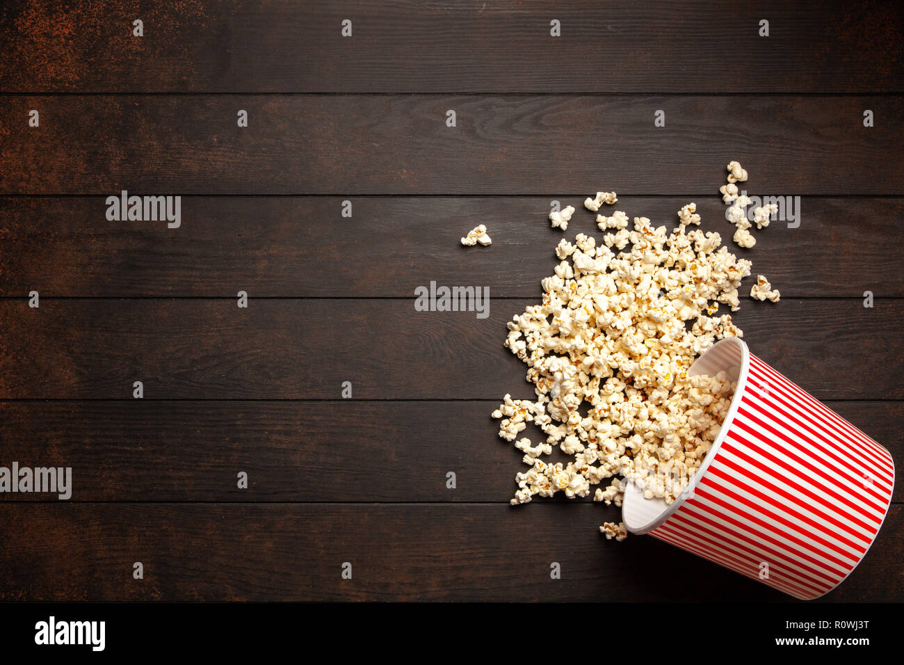 Volle Popcornwanne auf einem dunklen Hintergrund Stockfoto