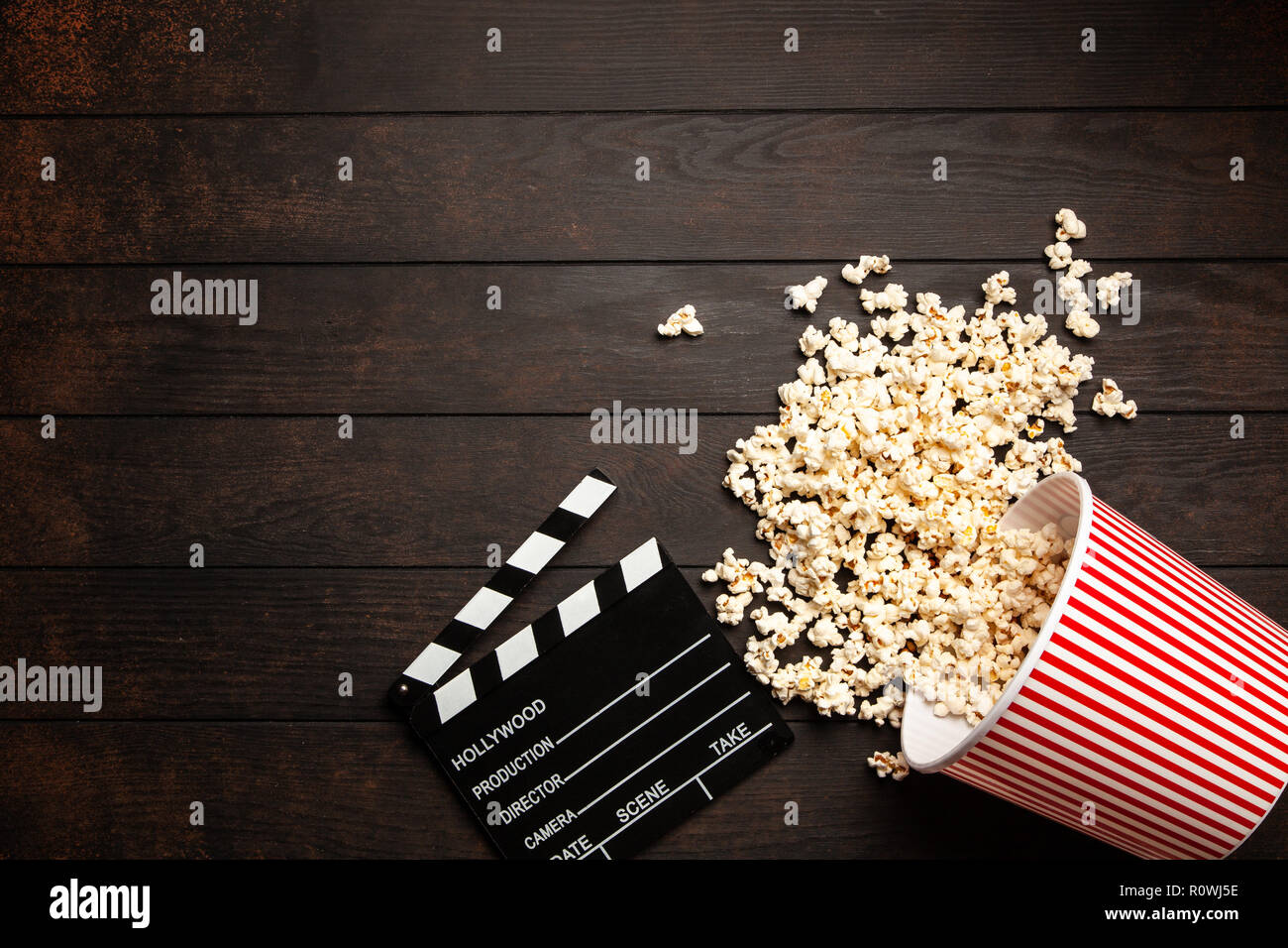 Volle Popcornwanne auf einem dunklen Hintergrund Stockfoto