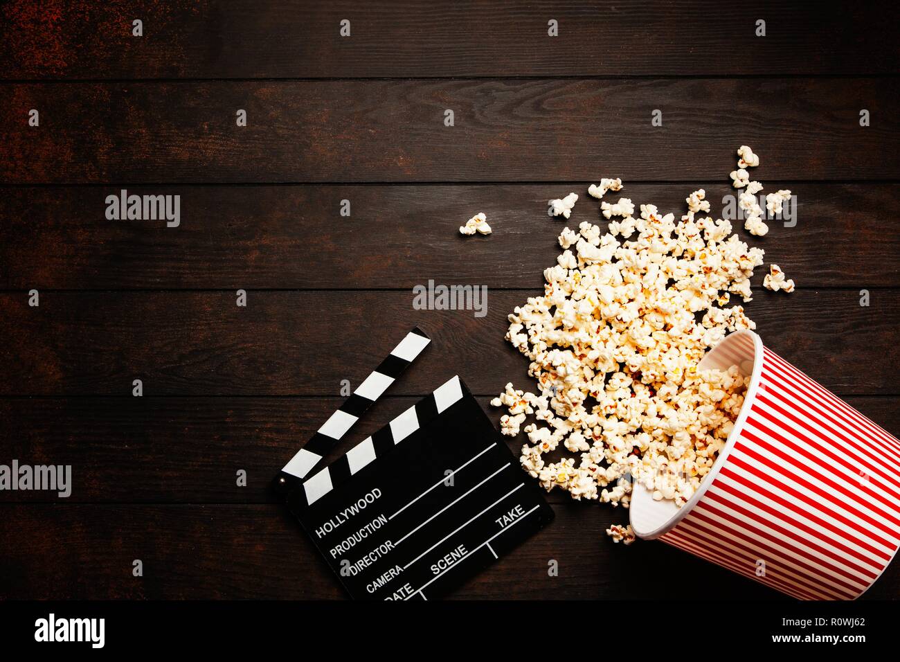 Volle Popcornwanne auf einem dunklen Hintergrund Stockfoto