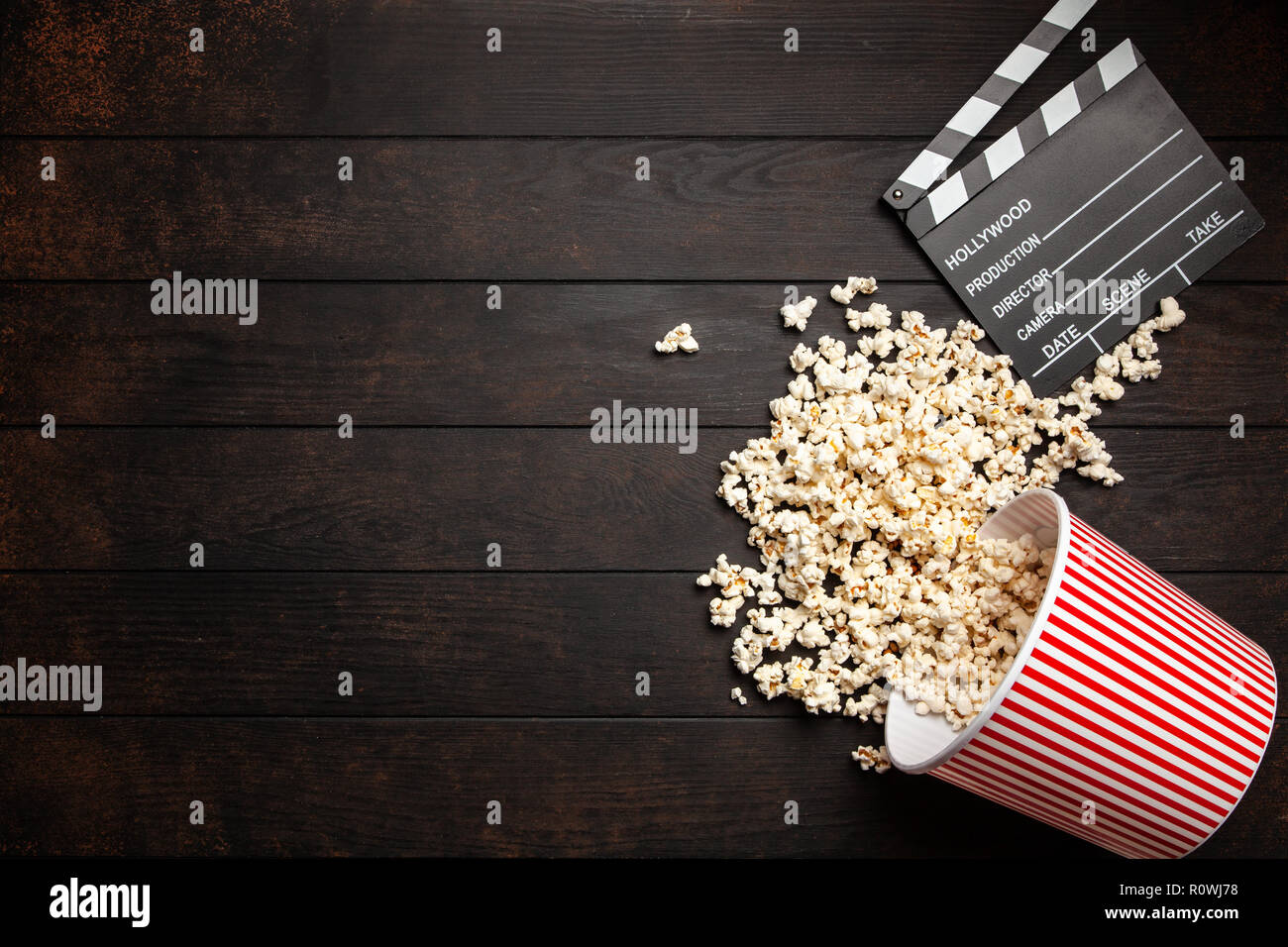 Volle Popcornwanne auf einem dunklen Hintergrund Stockfoto