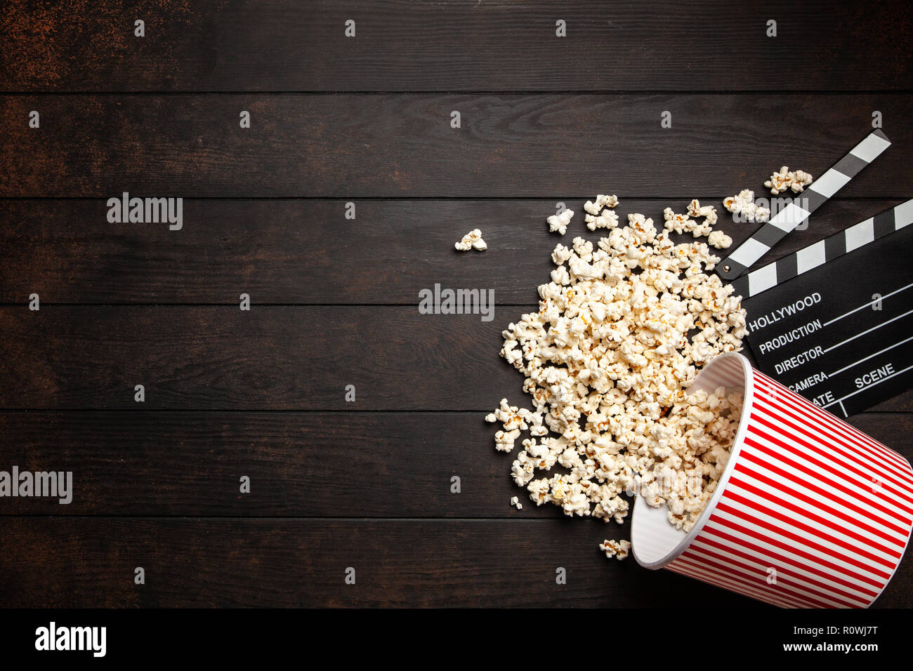 Volle Popcornwanne auf einem dunklen Hintergrund Stockfoto