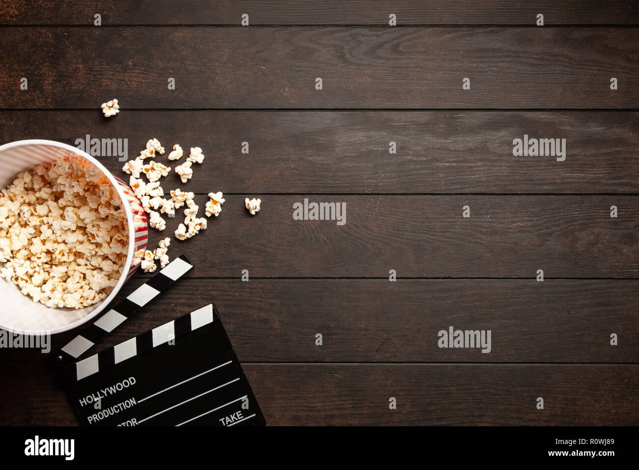 Volle Popcornwanne auf einem dunklen Hintergrund Stockfoto