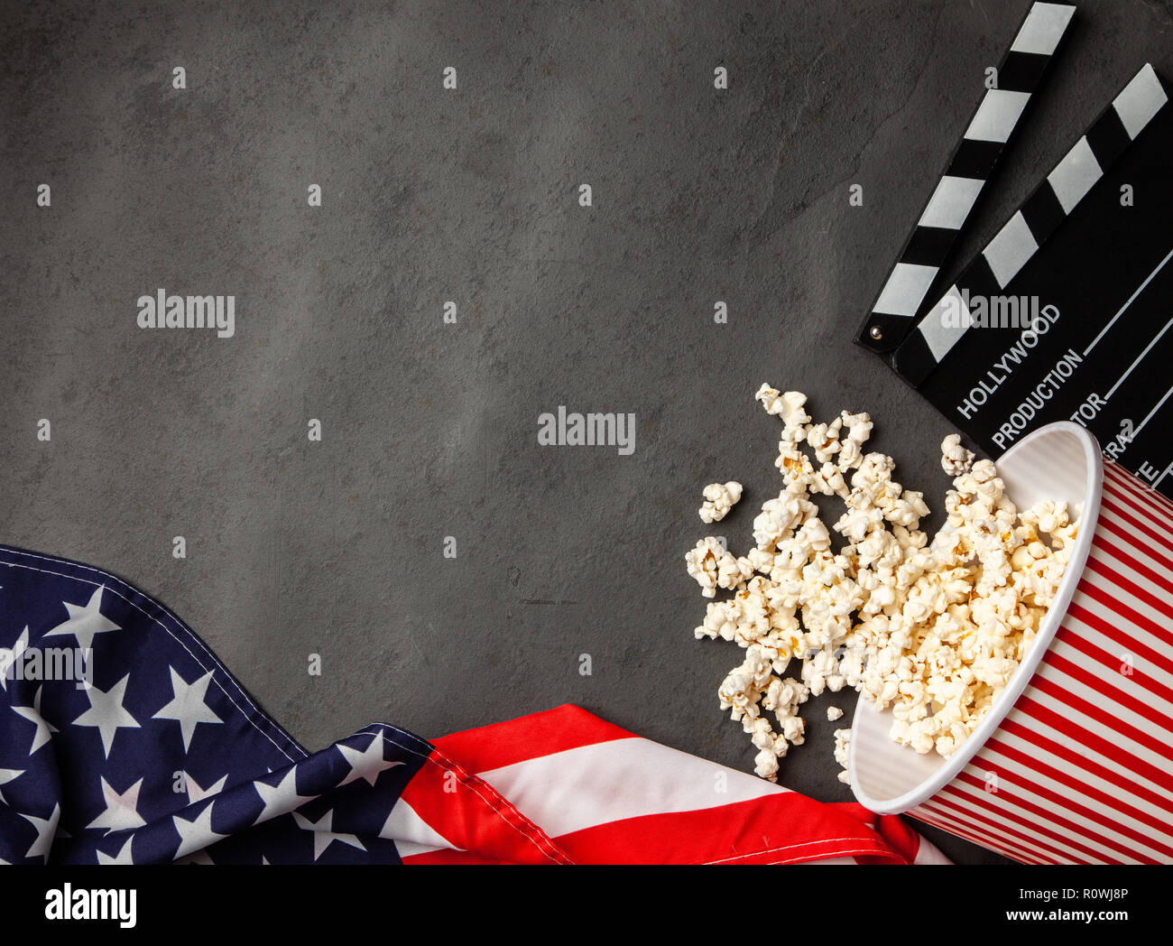 Volle Popcornwanne auf einem dunklen Hintergrund Stockfoto