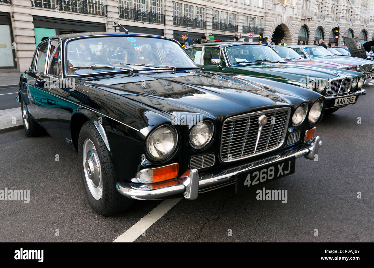 Drei Viertel Vorderansicht eines 1970, Schwarz Jaguar XJ auf Anzeige in der Regents Street Motor Show 2018 Stockfoto