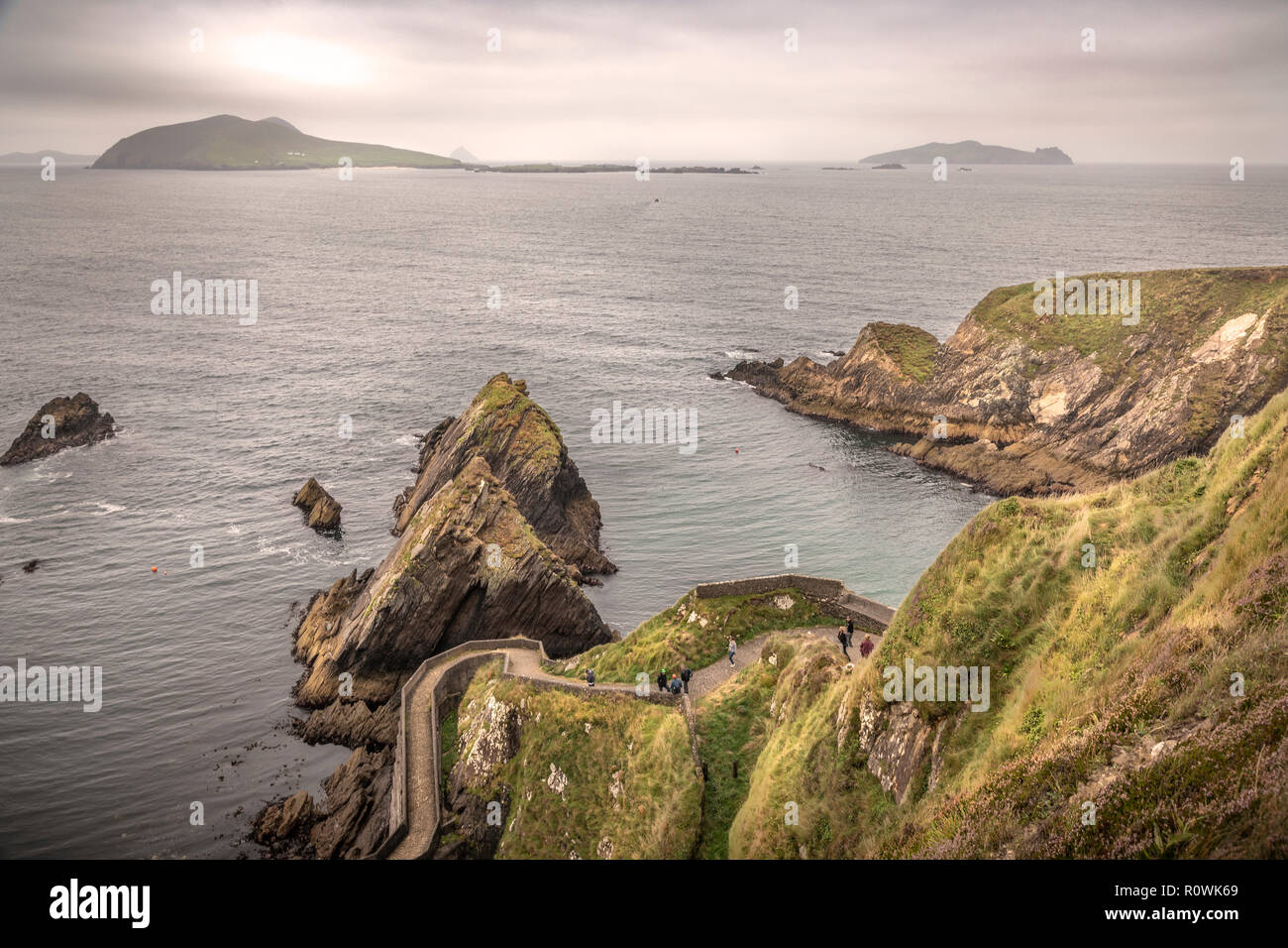 Blick von der Nordküste der Halbinsel Dingle, Dunquin Pier, Irland, Europa. Stockfoto