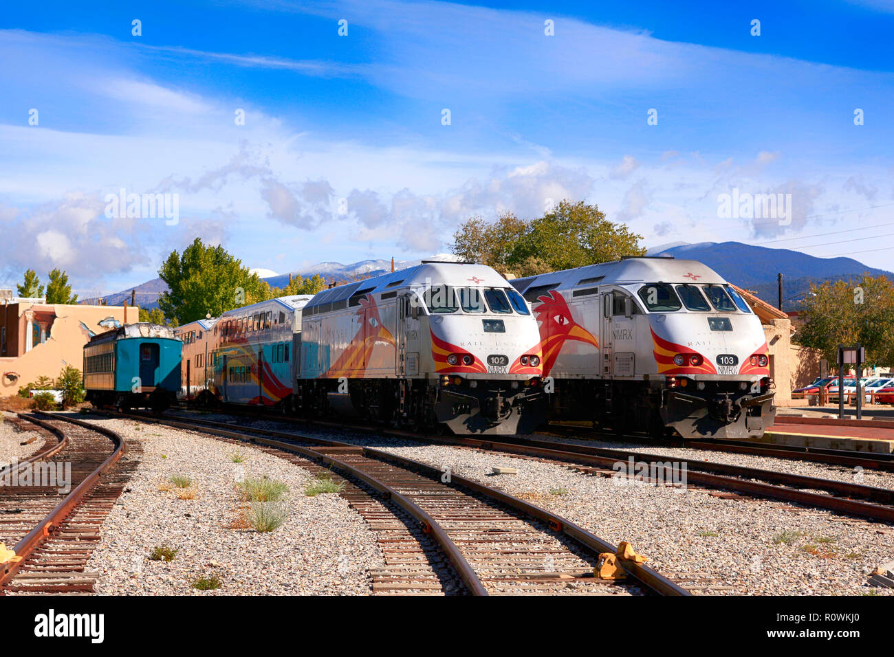 Zwei Rail Runner Züge in der Station an der Leipzig-engelsdorf in Santa Fe, New Mexico USA Stockfoto