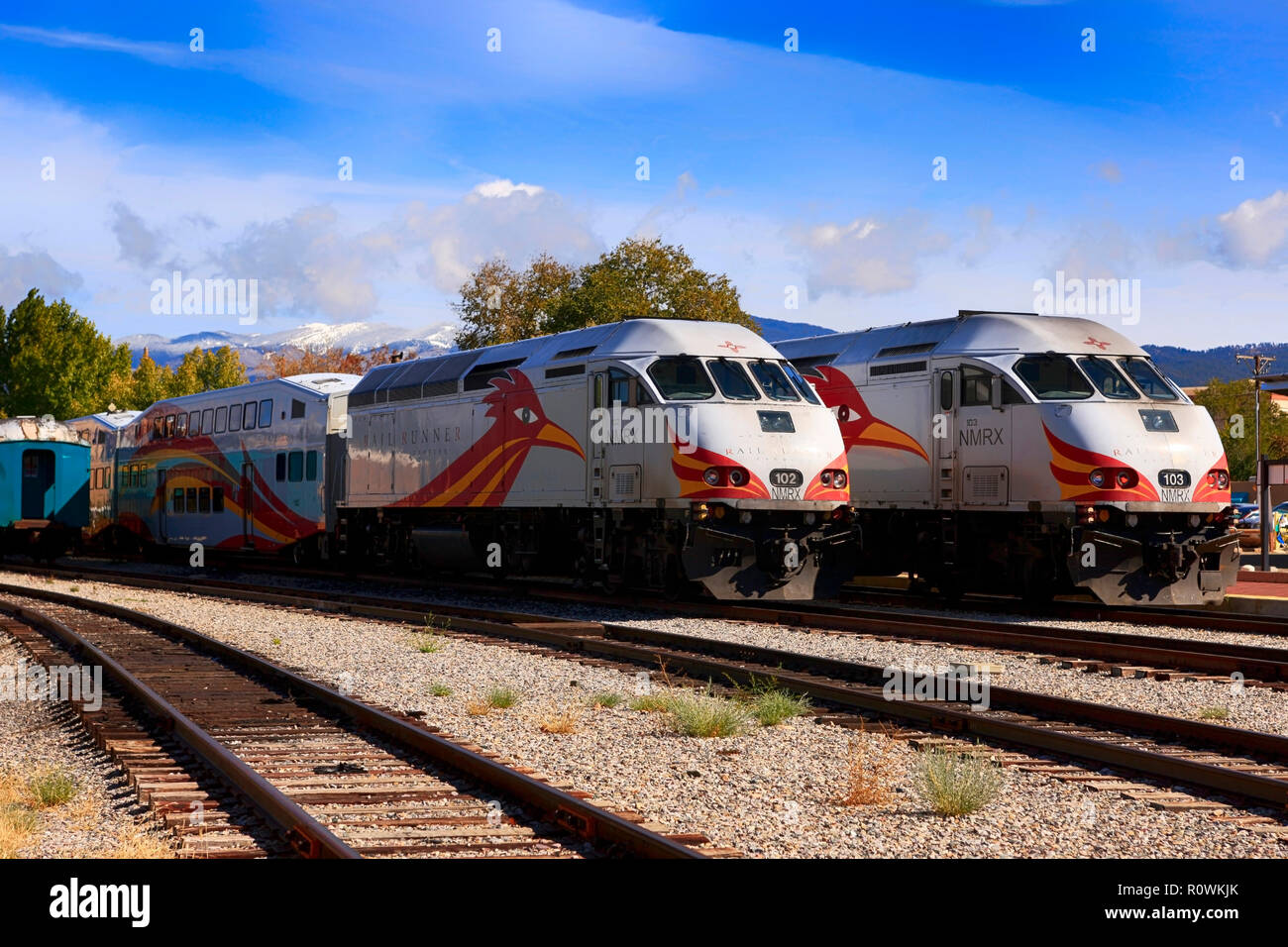 Zwei Rail Runner Züge in der Station an der Leipzig-engelsdorf in Santa Fe, New Mexico USA Stockfoto