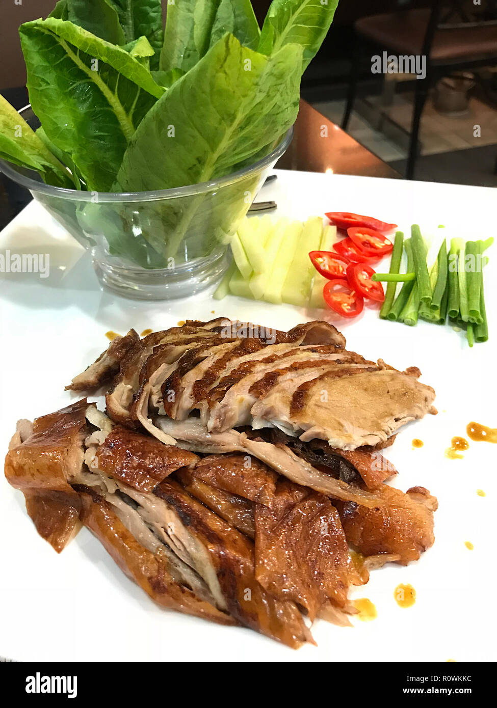Asiatische chinesische Küche: Traditionelle bbq gegrillter Peking Ente mit frischem Paprika, Gurke, Frühlingszwiebel und Grünkohl Gemüse. Entenfleisch mit v gewickelt Stockfoto