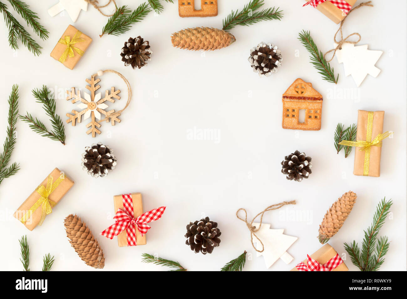 Weihnachten Komposition. Gestell aus weiß und Holz Dekor, Kegel, Niederlassungen, Cookies auf Weiß. Flach, kopieren Raum Stockfoto