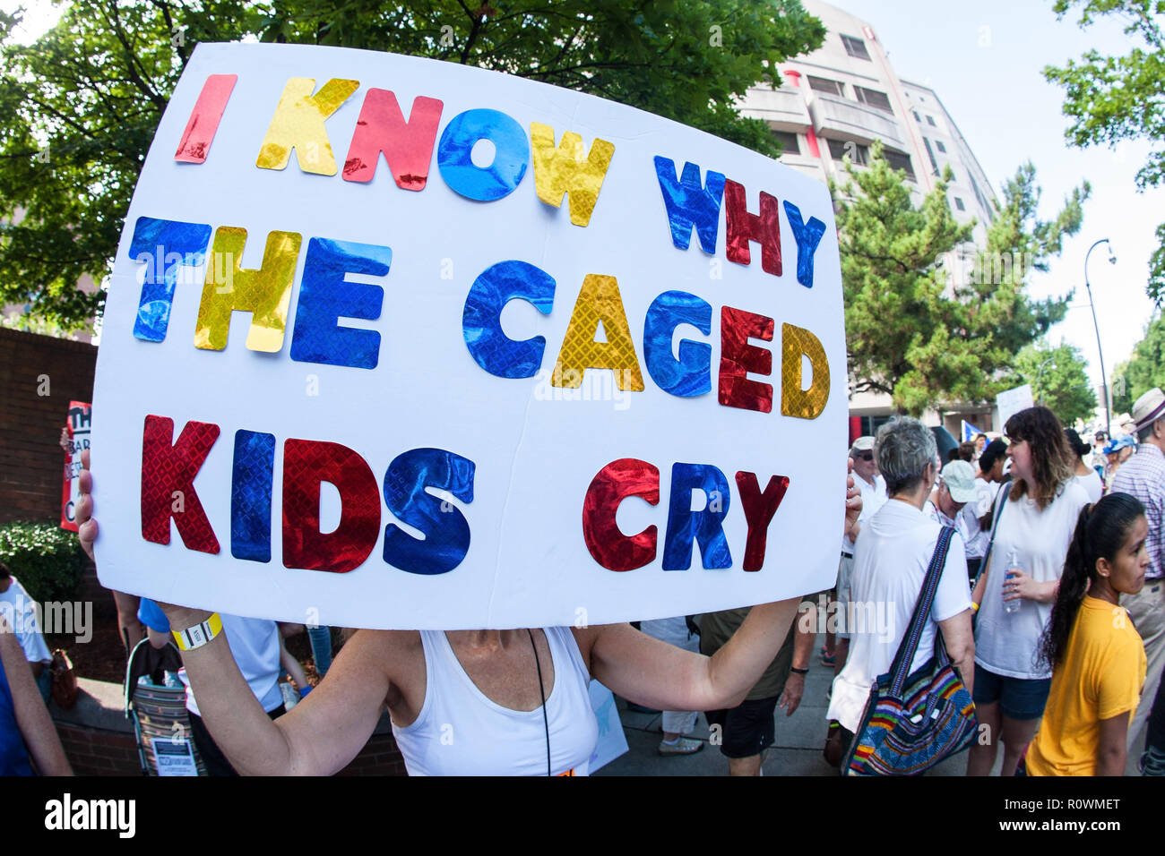 Eine Frau hält ein Schild mit der Aufschrift "Ich weiß, warum die eingesperrten Kinder schreien "auf ein Zuwanderungsgesetz Protest und März am 30. Juni 2018 in Atlanta, GA. Stockfoto
