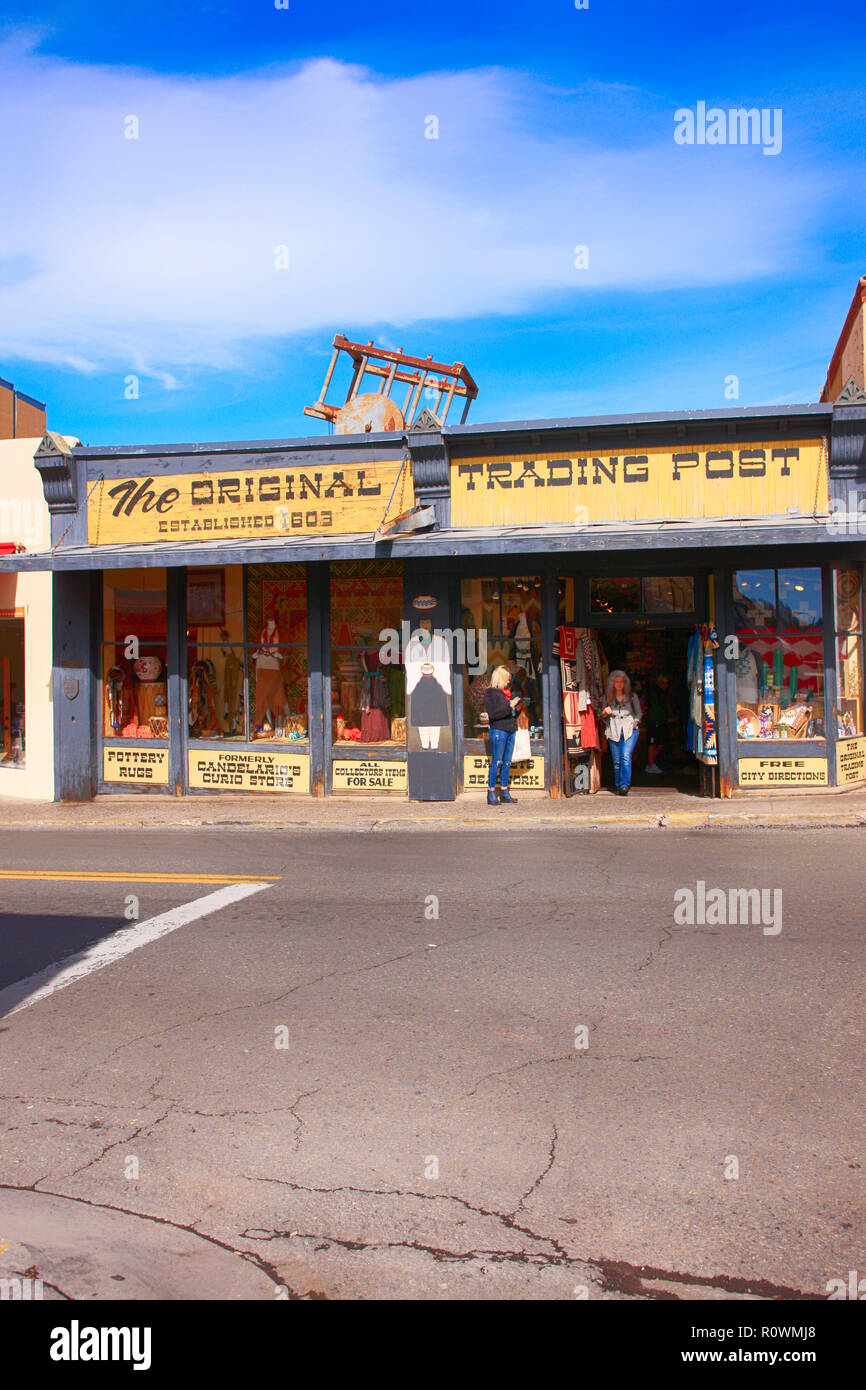 Menschen außerhalb der ursprünglichen Trading Post Store auf W. San Francicso Straße in der Innenstadt von Santa Fe, New Mexico USA Stockfoto