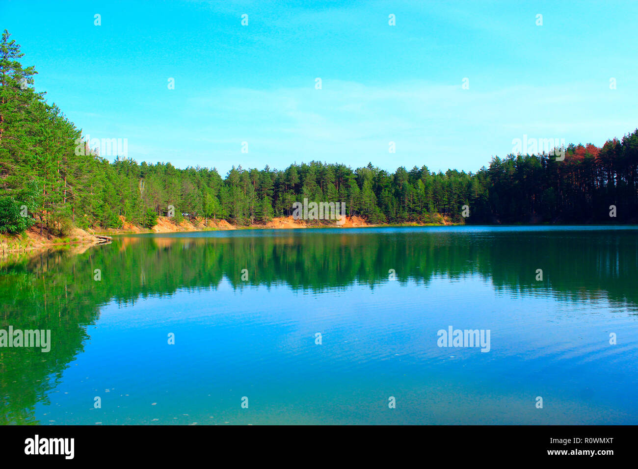 Schönen Wald See mit smaragdgrünem Wasser in den Pinienwald. Wundervolle natürliche anzeigen. Wasser Panorama. Wilde Natur Stockfoto