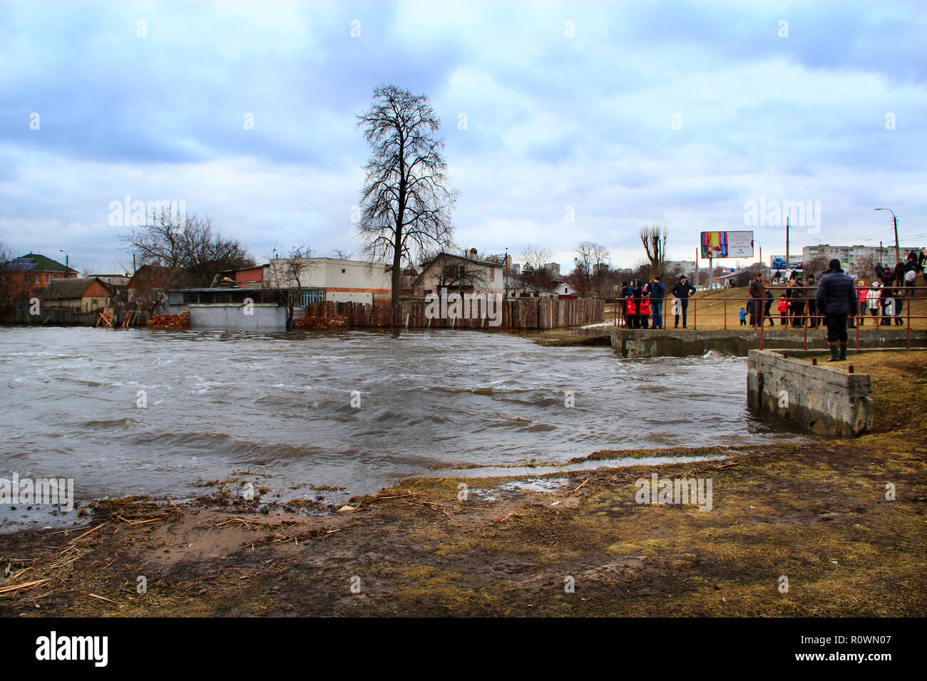 Überschwemmungen des Flusses im Frühjahr in der Stadt während der Schneeschmelze. Überschwemmung Stadt. Hochwasser zwischen privaten Häusern. Hochwasser auf dem Fluss. Naturkatastrophe. Groß Stockfoto
