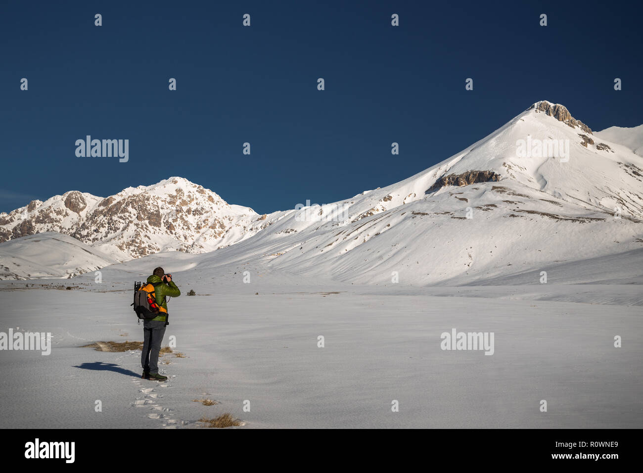 Fotograf nimmt ein Bild von verschneiten Landschaften. Campo Imperatore, Abruzzen Stockfoto