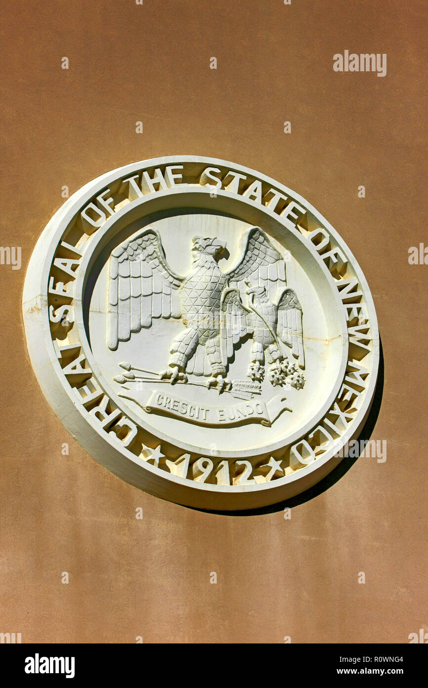 Die New Mexico State Seal auf der Wand des Round House State Capitol Building in Santa Fe, NM, USA Stockfoto