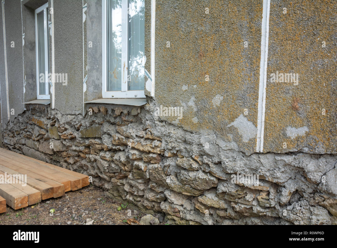 Einstürzende base Haus. Alte beschädigte Wand von einem Säbel Haus mit einem Zusammenbrechenden Basis des Hauses. Beschädigte Stiftung base Haus. Stockfoto