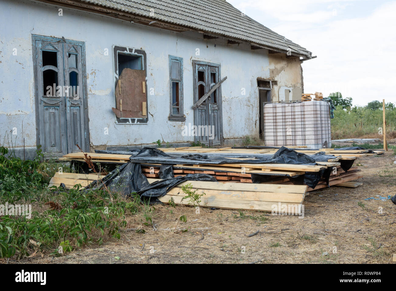 Ein Stapel von Kiefer Bretter in einer antiseptischen Lösung getränkt ist auf der Baustelle getrocknet. Baustoffe für den Bau von einem Fachwerkhaus. Stockfoto