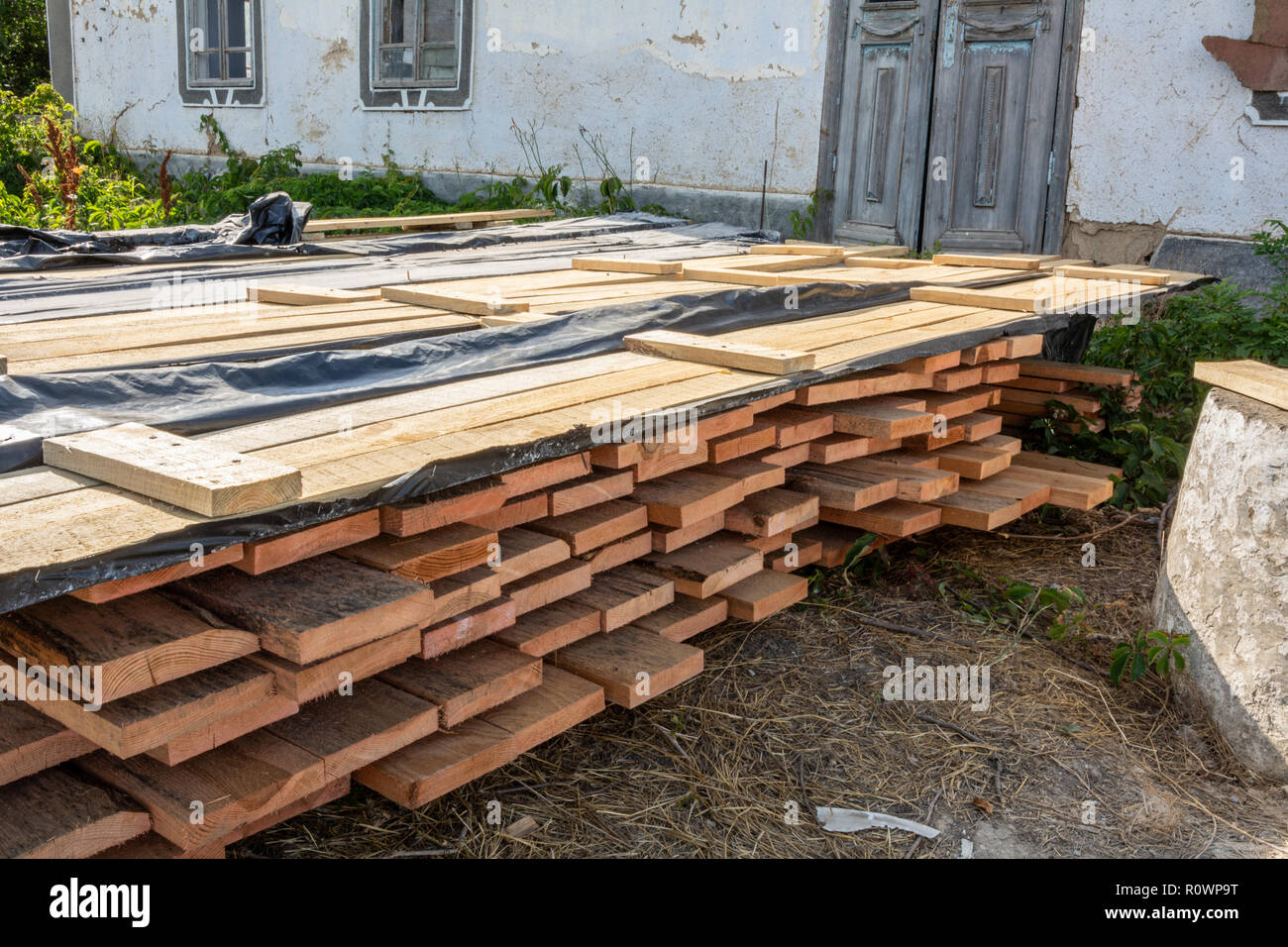 Ein Stapel von Kiefer Bretter in einer antiseptischen Lösung getränkt ist auf der Baustelle getrocknet. Baustoffe für den Bau von einem Fachwerkhaus. Stockfoto