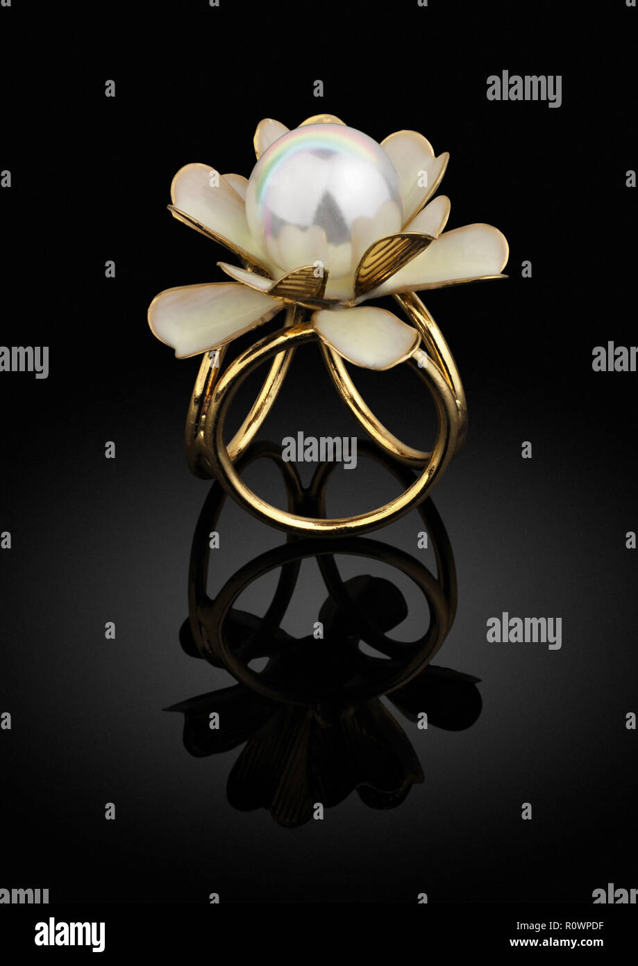 Schmuck goldener Ring mit Perle auf schwarzem Hintergrund Stockfoto