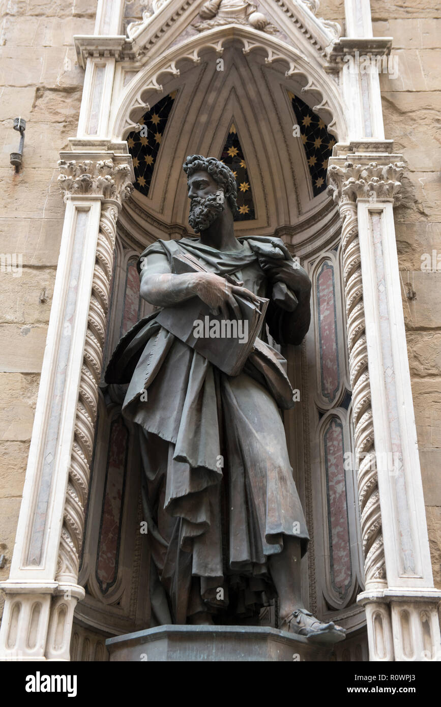 Statue des Hl. Lukas außerhalb der Orsanmichele Kirche und Museum in Florenz, Italien, Europa Stockfoto