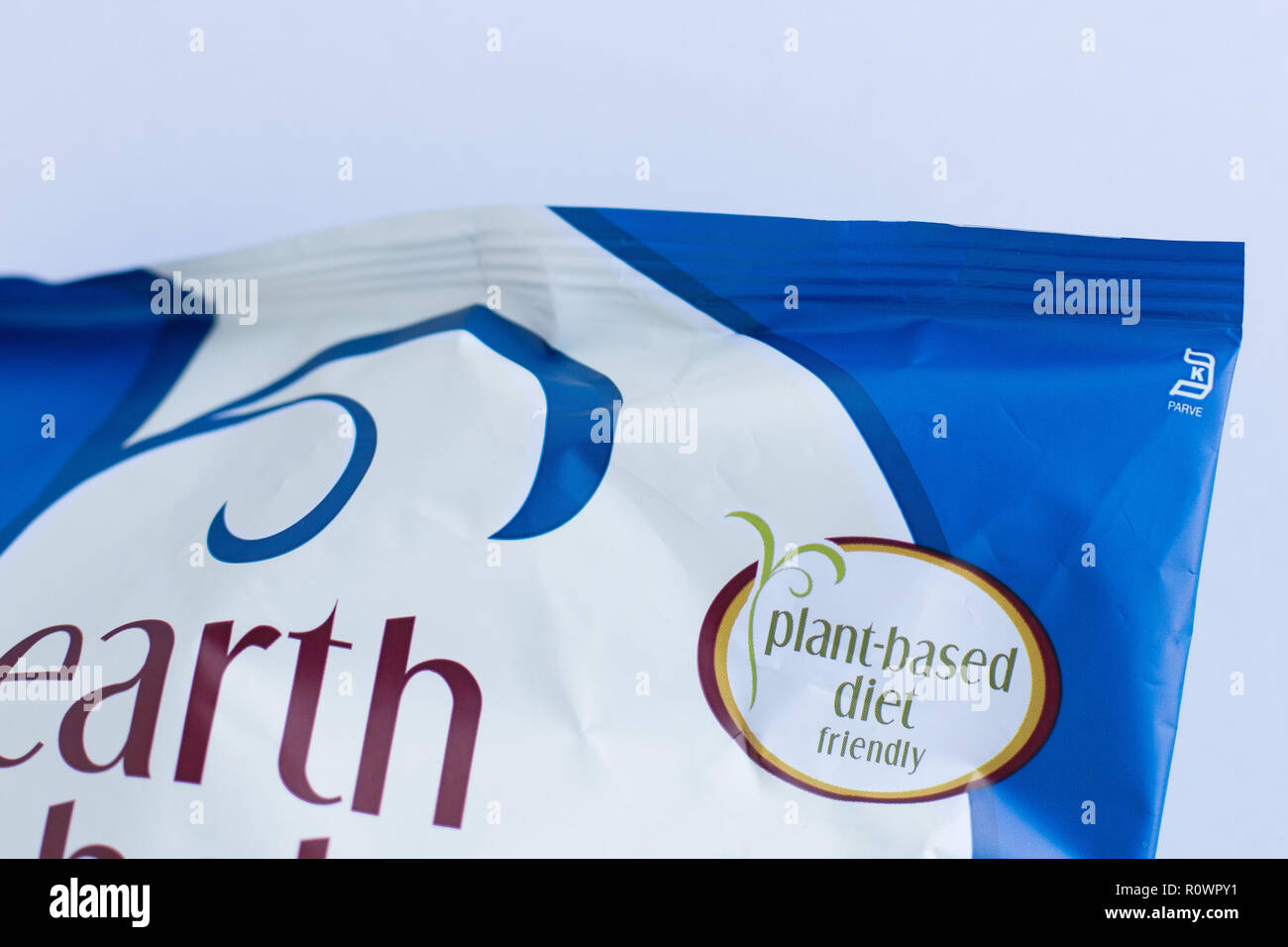 Der Beutel der Erde Balance vegane Käse Puffs, betont "Ernährung auf pflanzlicher Basis" auf dem Etikett. Stockfoto