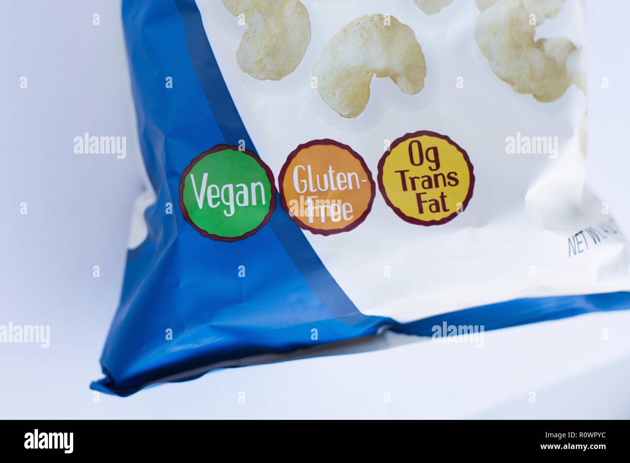 Der Beutel der Erde Balance vegane Käse Puffs, betont habe Gan', 'glutenfrei', und '0g Trans fat". Stockfoto